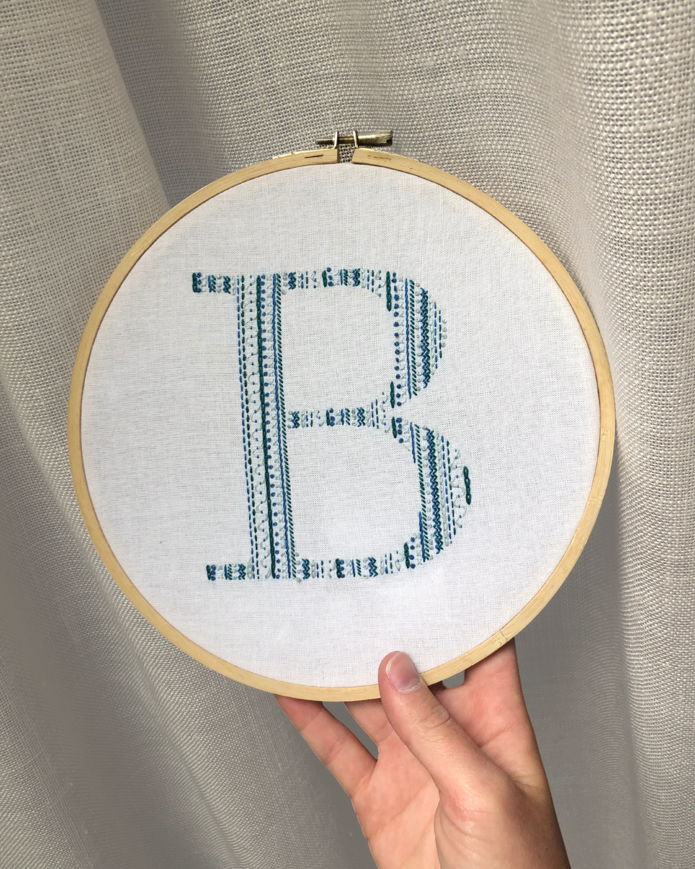 L’initiale, broderie naissance