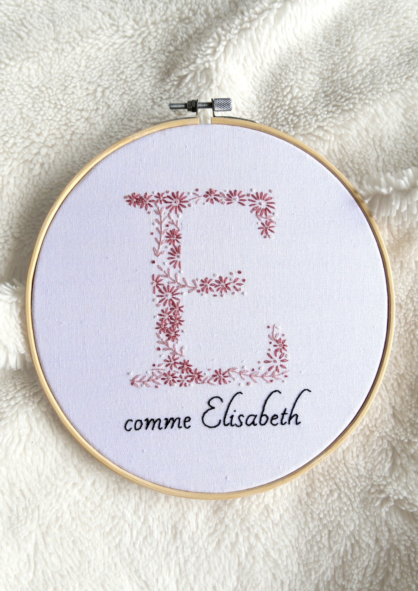 L’initiale, broderie naissance