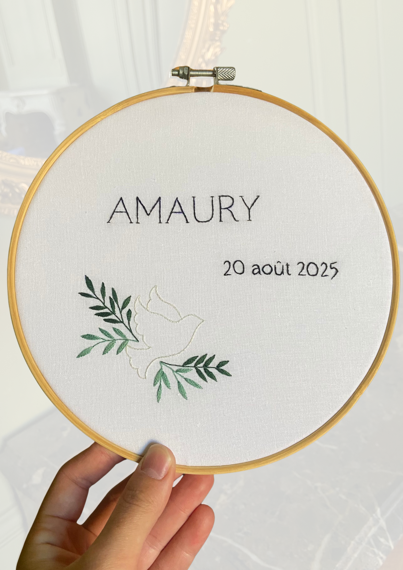 Le Classique, broderie naissance